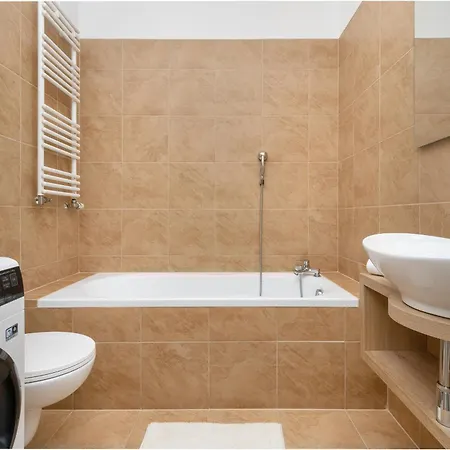 Two Bedroom In With Desk For Remote Work And Bathtub By Renters * Gdaňsk