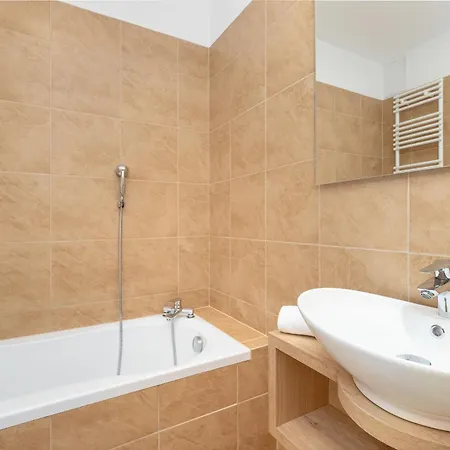 Two Bedroom In With Desk For Remote Work And Bathtub By Renters Apartmán *
