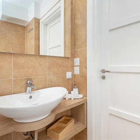 Apartment Two Bedroom In With Desk For Remote Work And Bathtub By Renters