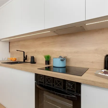 Two Bedroom In With Desk For Remote Work And Bathtub By Renters Apartment Gdansk