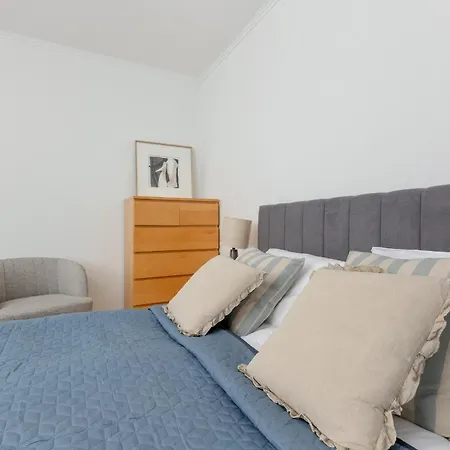 Two Bedroom In With Desk For Remote Work And Bathtub By Renters *