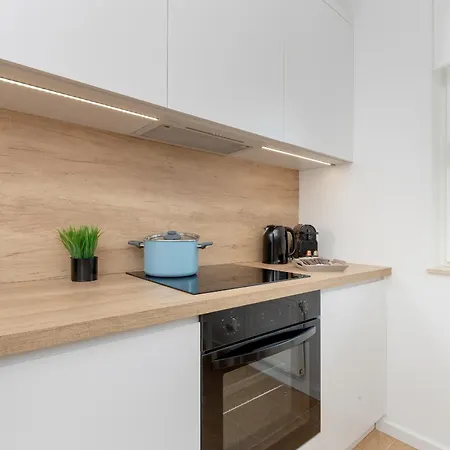 Two Bedroom In With Desk For Remote Work And Bathtub By Renters Gdansk