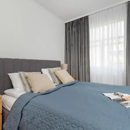 Two Bedroom In With Desk For Remote Work And Bathtub By Renters Daire