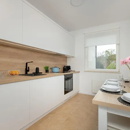 Two Bedroom In With Desk For Remote Work And Bathtub By Renters Apartment Gdansk