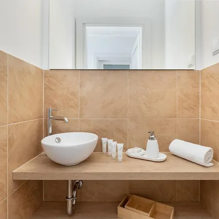 Two Bedroom In With Desk For Remote Work And Bathtub By Renters Appartement