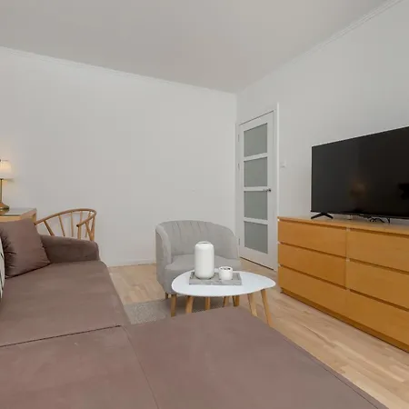 Apartment Two Bedroom In With Desk For Remote Work And Bathtub By Renters *