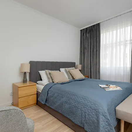 Two Bedroom In With Desk For Remote Work And Bathtub By Renters * Gdańsk