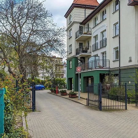 Two Bedroom In With Desk For Remote Work And Bathtub By Renters Appartement *