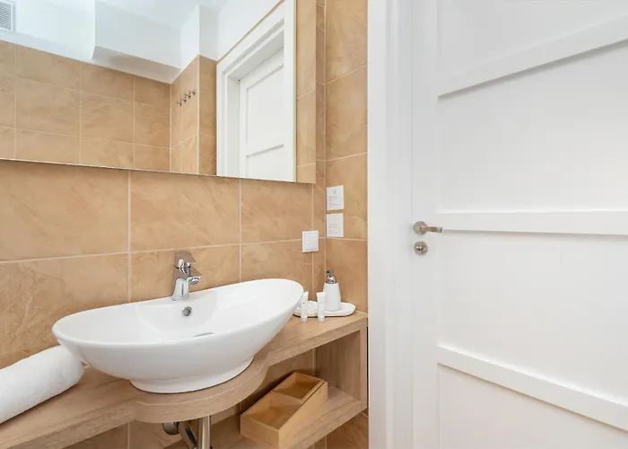 Appartamento Two Bedroom In With Desk For Remote Work And Bathtub By Renters