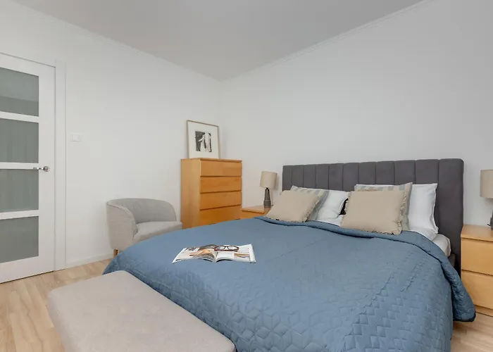 Two Bedroom In With Desk For Remote Work And Bathtub By Renters * Danzica