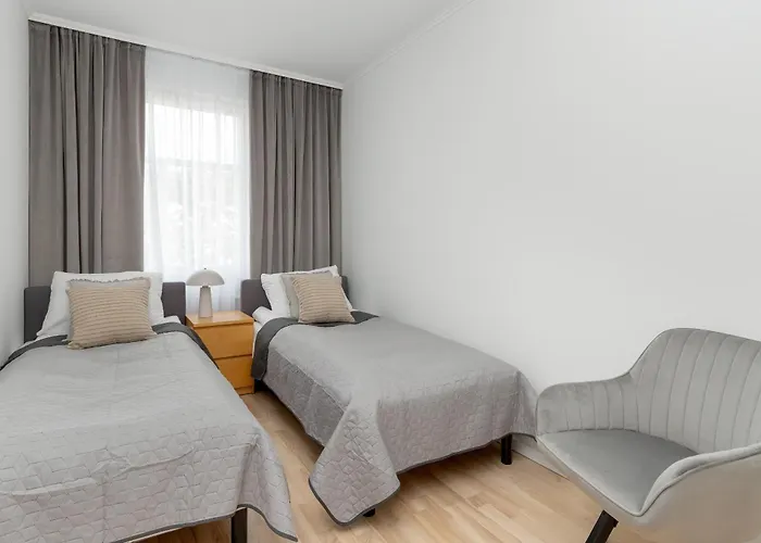 Appartamento Two Bedroom In With Desk For Remote Work And Bathtub By Renters