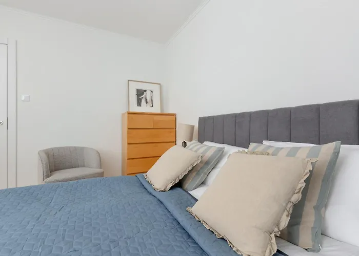 Two Bedroom In With Desk For Remote Work And Bathtub By Renters *