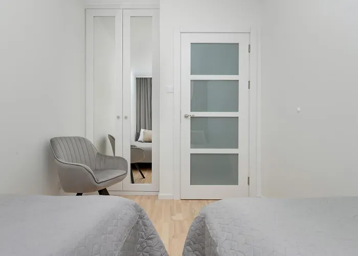 Appartamento Two Bedroom In With Desk For Remote Work And Bathtub By Renters Danzica