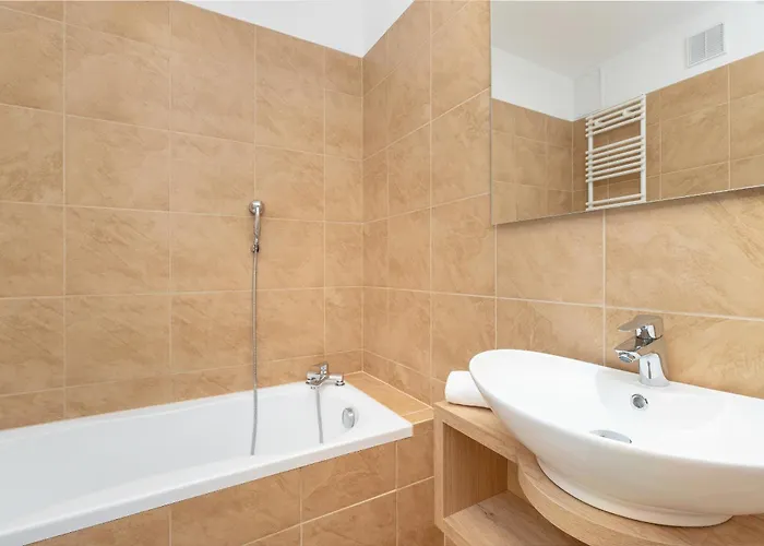 Two Bedroom In With Desk For Remote Work And Bathtub By Renters Daire *