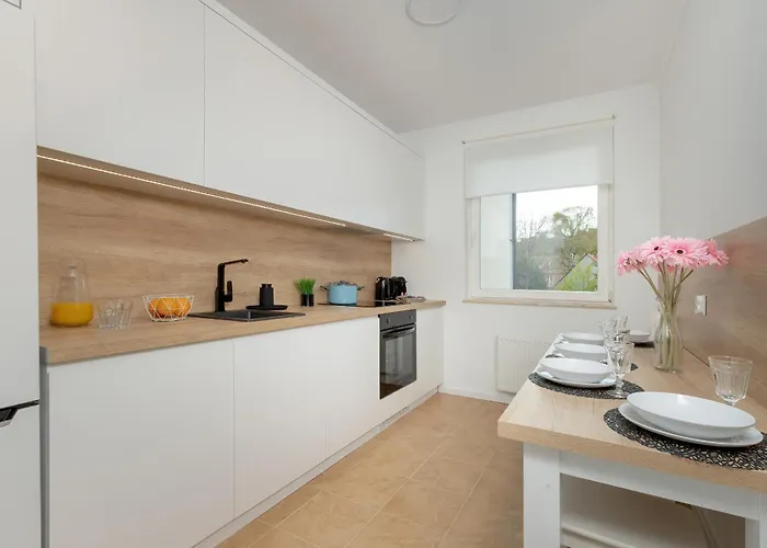 Two Bedroom In With Desk For Remote Work And Bathtub By Renters Appartamento Danzica