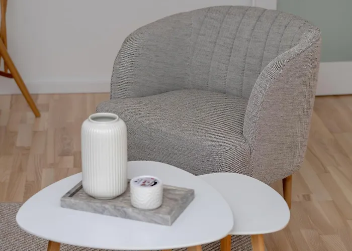 Daire Two Bedroom In With Desk For Remote Work And Bathtub By Renters