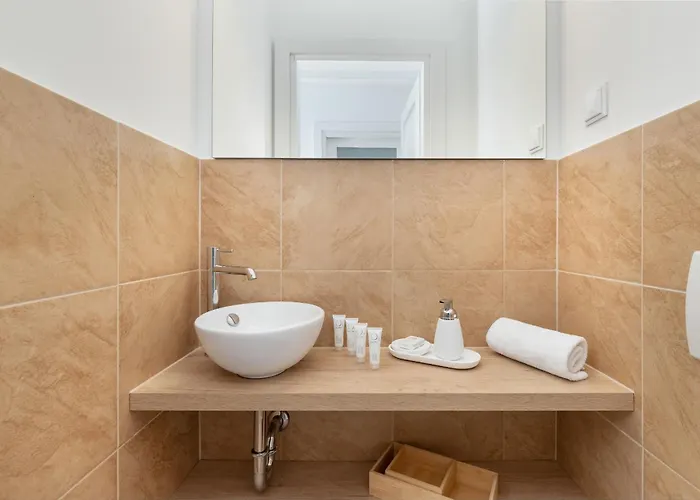 Two Bedroom In With Desk For Remote Work And Bathtub By Renters Appartamento