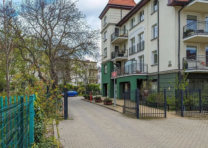 Two Bedroom In With Desk For Remote Work And Bathtub By Renters Daire *