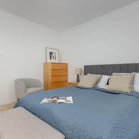 Two Bedroom In With Desk For Remote Work And Bathtub By Renters * 格但斯克