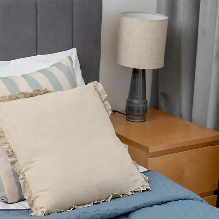 公寓 Two Bedroom In With Desk For Remote Work And Bathtub By Renters 格但斯克